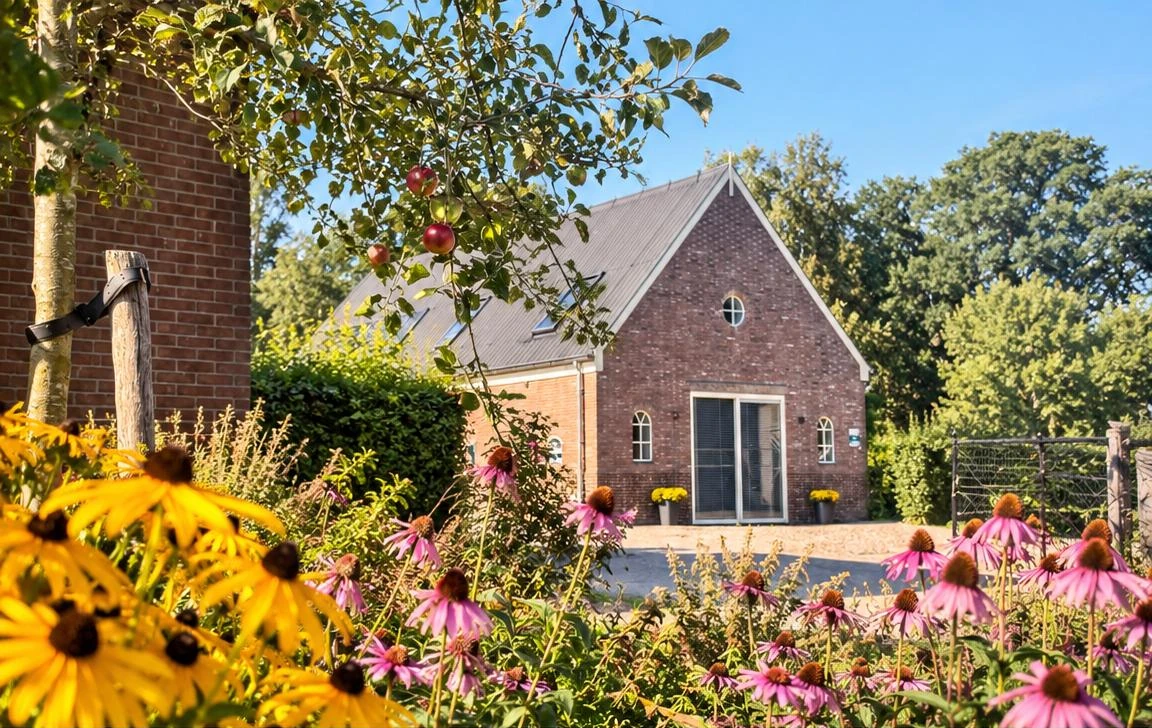 De Hoeve tussen de bloemen op het boerenerf
